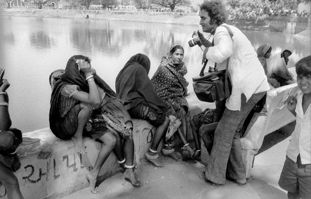 14. Il giovane Raghu Rai cerca di convincere delel donne a farsi fotografare