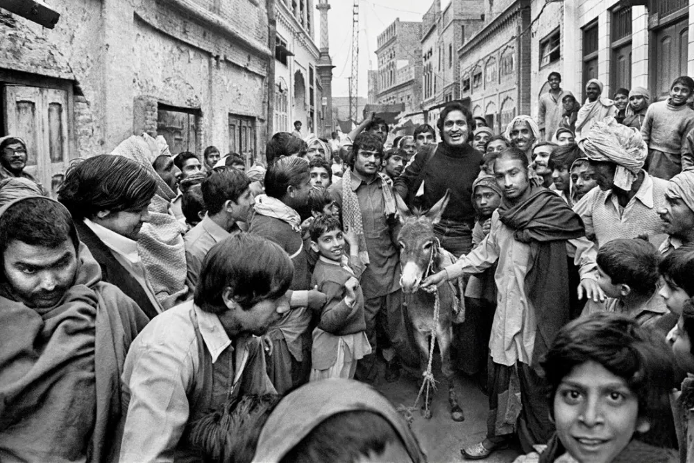 15 Raghu Rai tra la gente