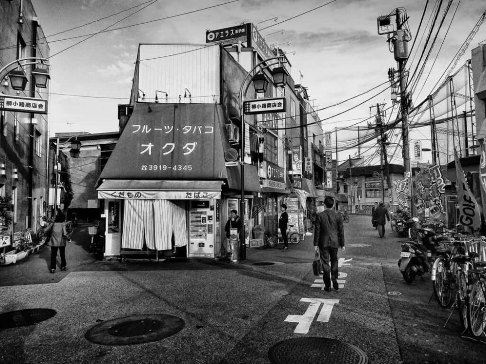 128.Daido Moriyama – Visioni oniriche della realtà 15 15.Street scene.Daido Moriyama foto