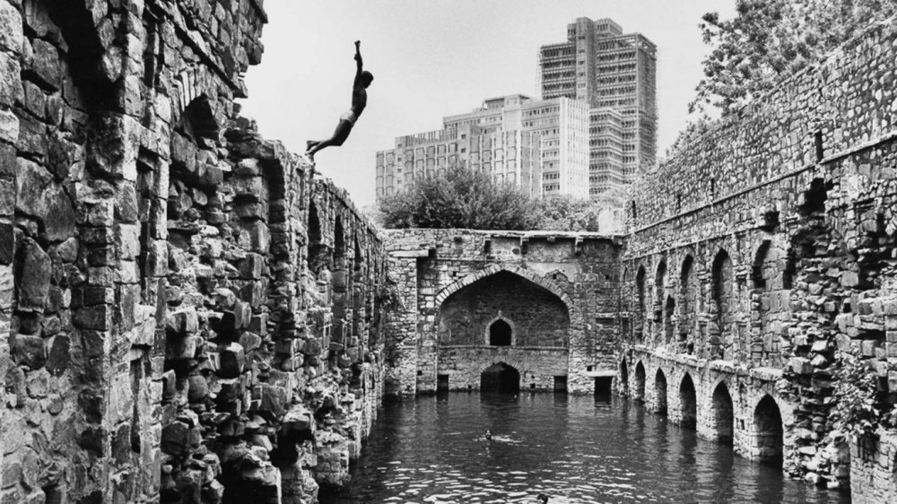161. Raghu Rai : la Fotografia come esperienza di verità 16 16. Diving into Ugrasen Baoli Delhi. Raghu Rai