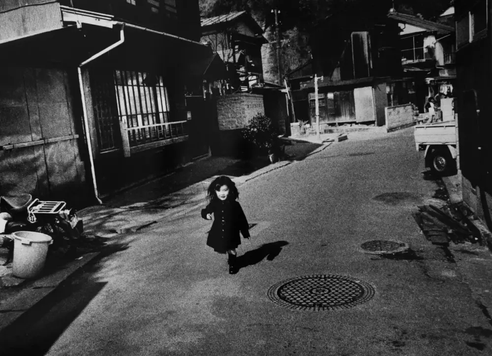 10 Maestri della " Street Photography" : Storie, Tecniche e Immagini Iconiche 58 18.Yoko Shomei Tamatsu Giappone