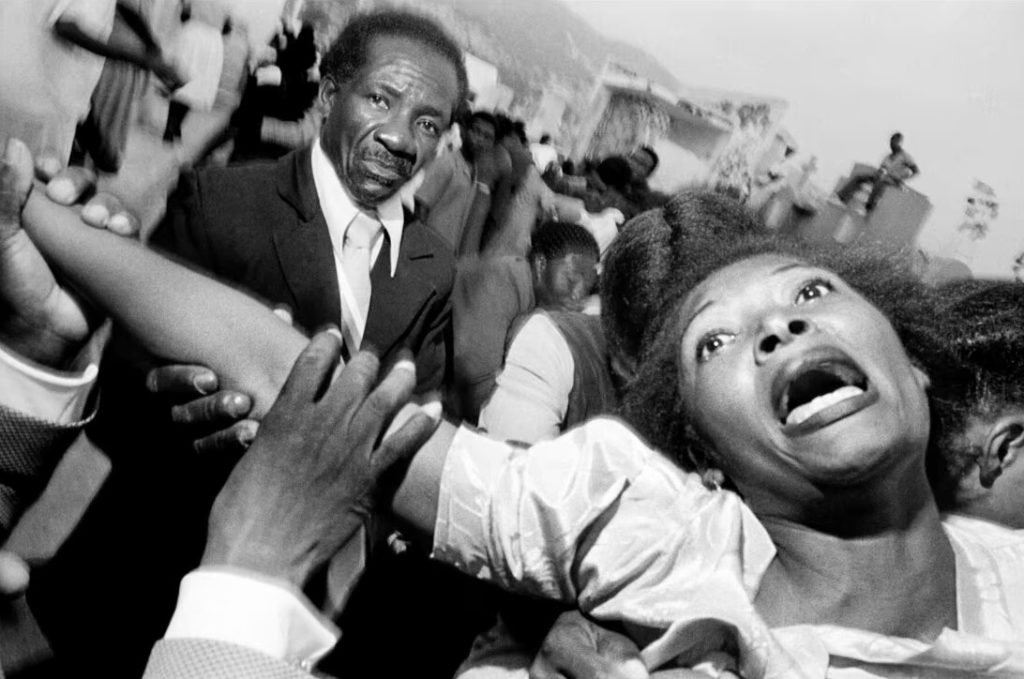 10 Maestri della " Street Photography" : Storie, Tecniche e Immagini Iconiche 27 2.Cimitero Port au Prince Haiti 1988 Bruce Gilden