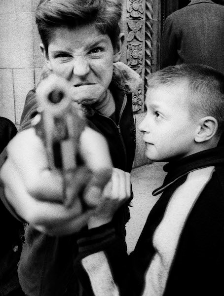 10 Maestri della " Street Photography" : Storie, Tecniche e Immagini Iconiche 39 2.Gun . New York 1955. William Klein