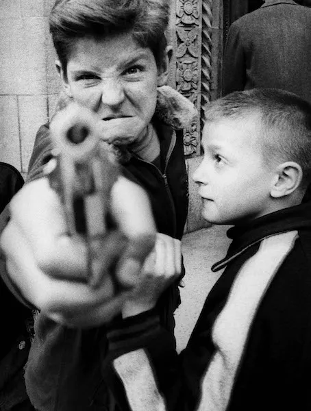 2.Gun . New York 1955. William Klein