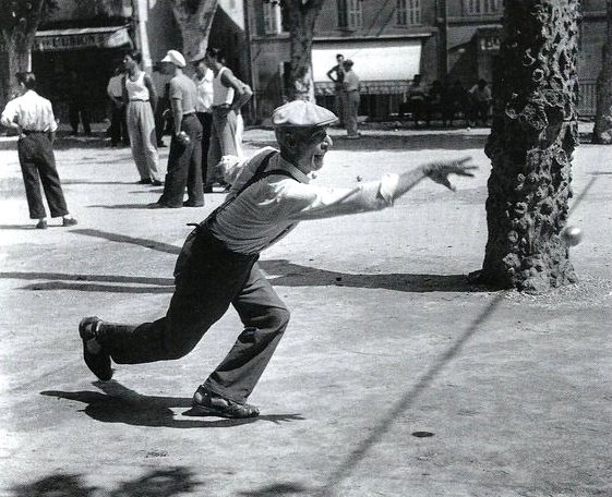 10 Maestri della " Street Photography" : Storie, Tecniche e Immagini Iconiche 2 2.Provence Petanque 1947. Willy Ronis