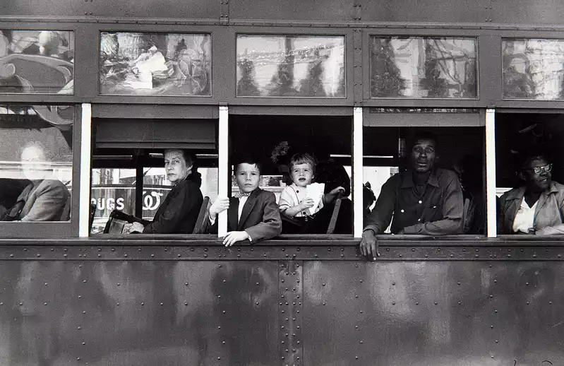 10 Maestri della " Street Photography" : Storie, Tecniche e Immagini Iconiche 31 2.Robert Frank Trolley New Orleans 1955