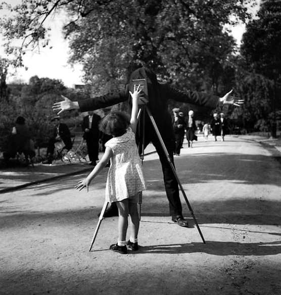 10 Maestri della " Street Photography" : Storie, Tecniche e Immagini Iconiche 66 26.La petite Monique Paris. 1934 Robert Doisneau