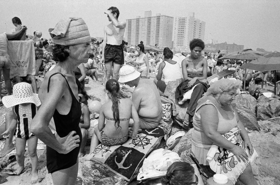 10 Maestri della " Street Photography" : Storie, Tecniche e Immagini Iconiche 28 3.Bruce Gilden Coney Island New York
