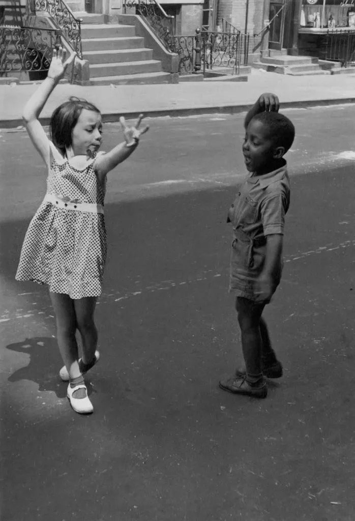 3.Helen Levitt Twirl ragazza che volteggia