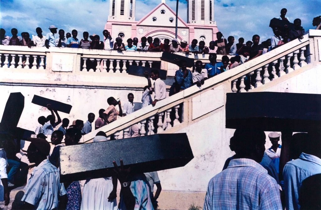 10 Maestri della " Street Photography" : Storie, Tecniche e Immagini Iconiche 48 3.Memorial for victims of army violence Port au Prince Haiti July 1987. Alew Webb