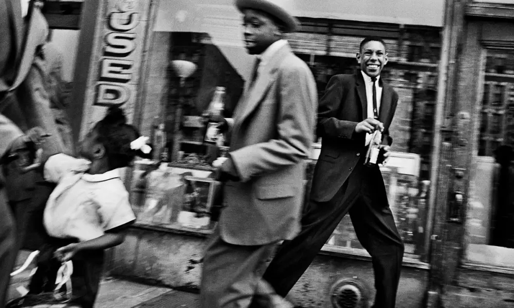10 Maestri della " Street Photography" : Storie, Tecniche e Immagini Iconiche 40 3.Moves and Pepsi Harlem New York 1955.William Klein
