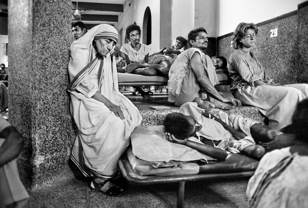 31.Mother Teresa in prayer at Nirmal Hriday Home for the Sick and Dying in Calcutta in 1986. Raghu Rai