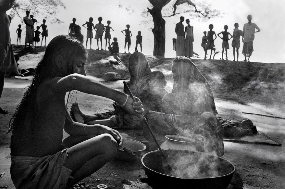 161. Raghu Rai : la Fotografia come esperienza di verità 34 34. Bengali refugee victim of Pakistan brutality fleeing to India 1971. Raghu Rai