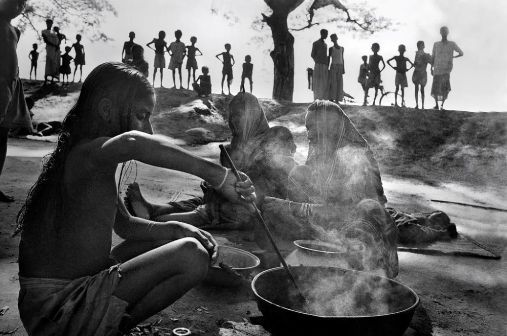 34. Bengali refugee victim of Pakistan brutality fleeing to India 1971. Raghu Rai