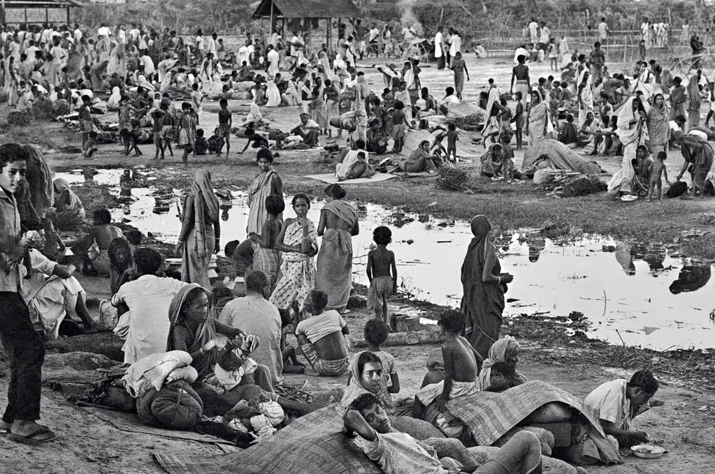 35. Rifugiati del Bangladesh giunti dal Pakistan in India 1971. Raghu Rai