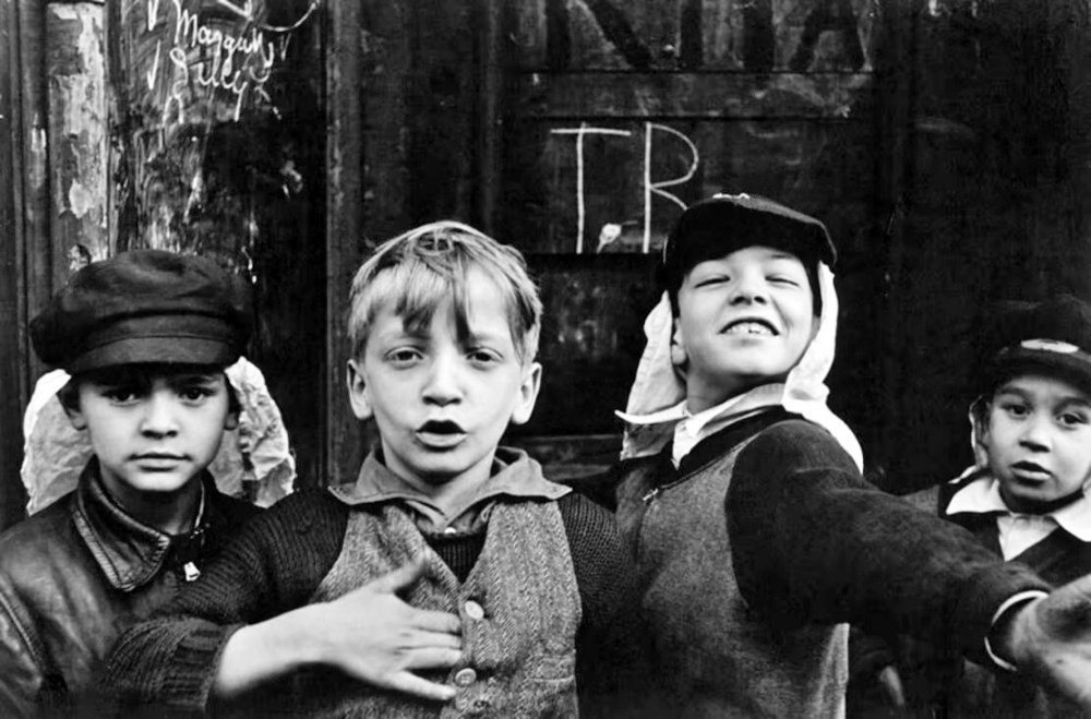 10 Maestri della " Street Photography" : Storie, Tecniche e Immagini Iconiche 37 4. New York 1940 Helen Lewitt