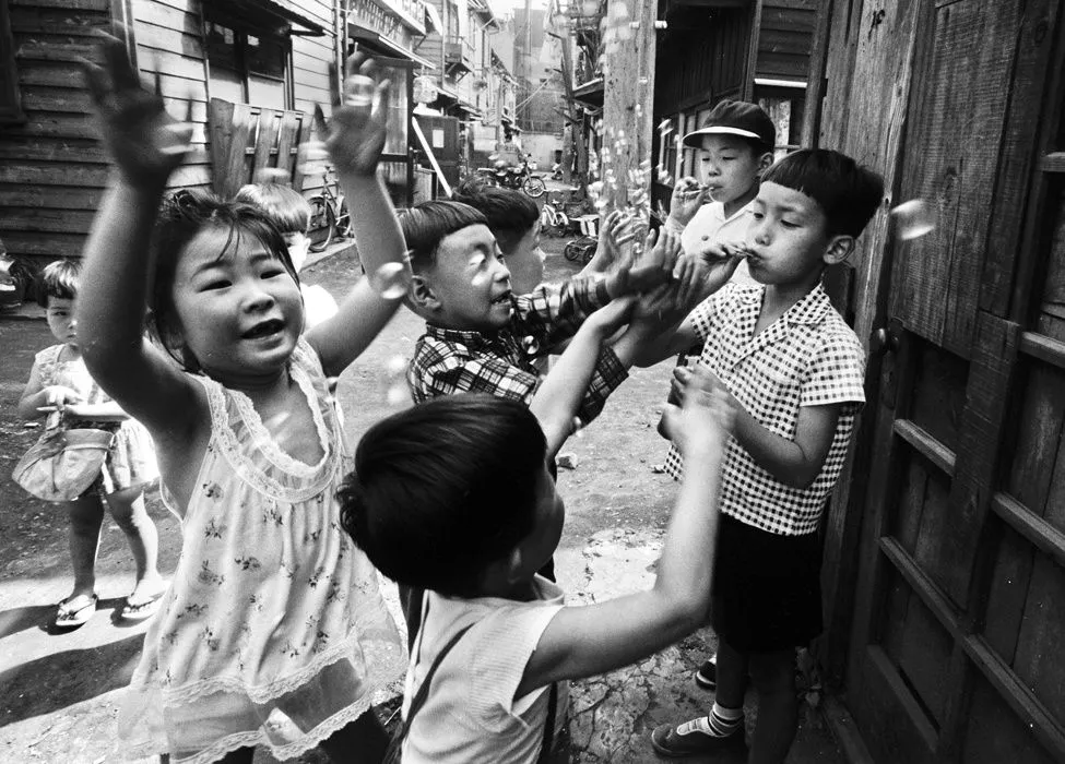 4. Tokyo enfants 1961. William Klein