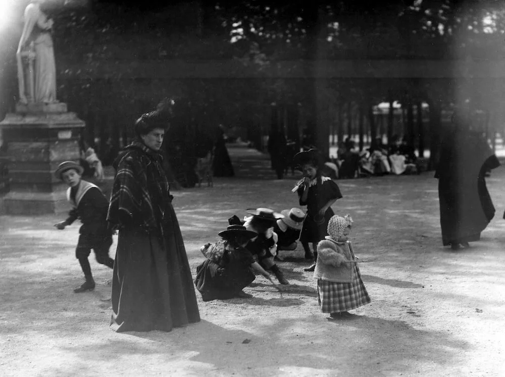 10 Maestri della " Street Photography" : Storie, Tecniche e Immagini Iconiche 4 4.Eugene Atget Giardino del Luxembourg Parigi 1930