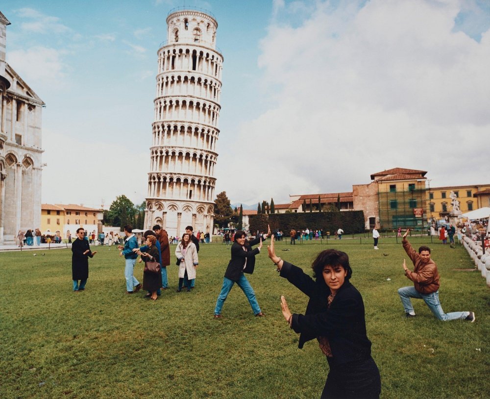 10 Maestri della " Street Photography" : Storie, Tecniche e Immagini Iconiche 45 4.Pisa Italia1990. Martin Parr