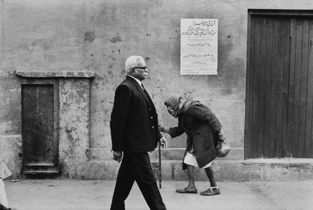 161. Raghu Rai : la Fotografia come esperienza di verità 4 4.Raghu Rai. INDIA. Delhi. People Daryaganj with Jama Masjid. Reflecting the joys and jostles of the ordinariness of daily life. 1975