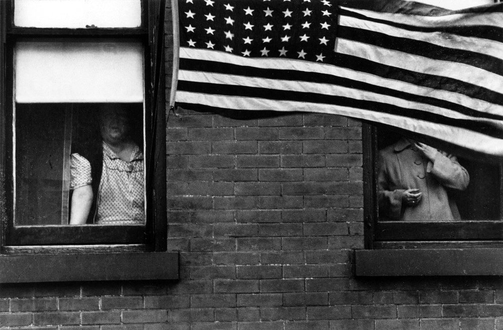 10 Maestri della " Street Photography" : Storie, Tecniche e Immagini Iconiche 33 4.Robert Frank Parade Hoboken New Jersey 1955