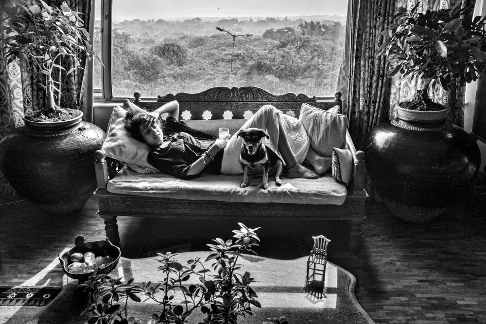 46. La moglie di Raghu Rai nella loro casa a Delhi