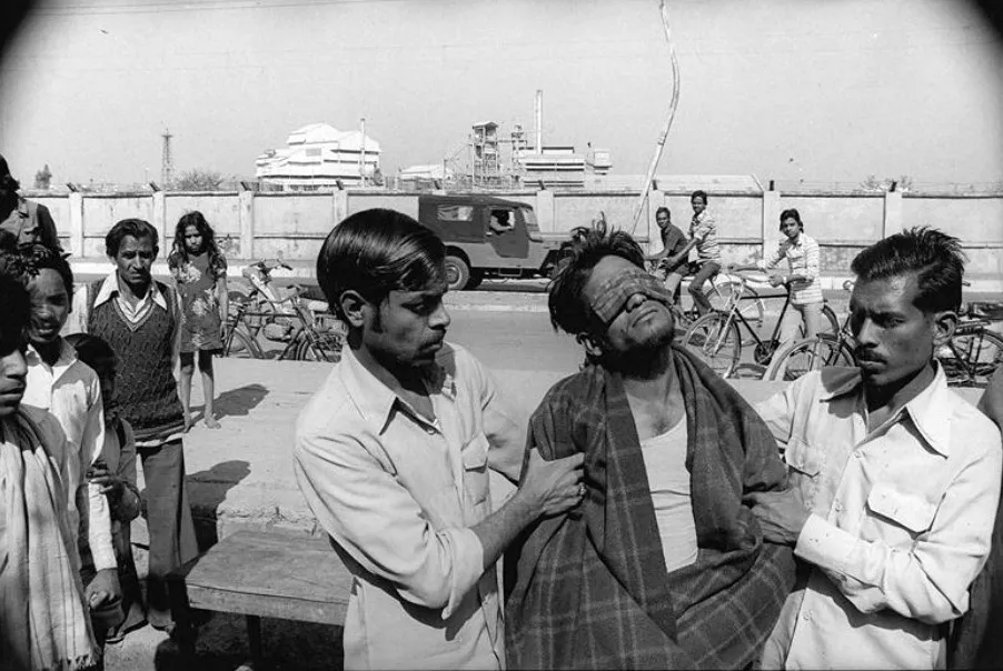 5.Victim suffering from eye burns poison gas.Bhopal India December 1984. Raghu Rai