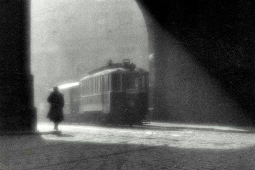 10 Maestri della " Street Photography" : Storie, Tecniche e Immagini Iconiche 6 6.Morning Trolley. Praga 1924 di Josef Sudek