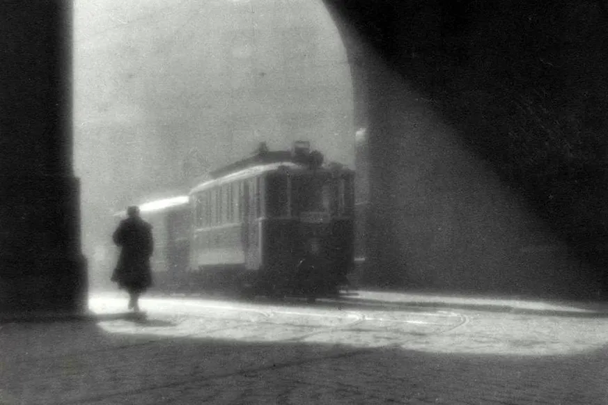 6.Morning Trolley. Praga 1924 di Josef Sudek