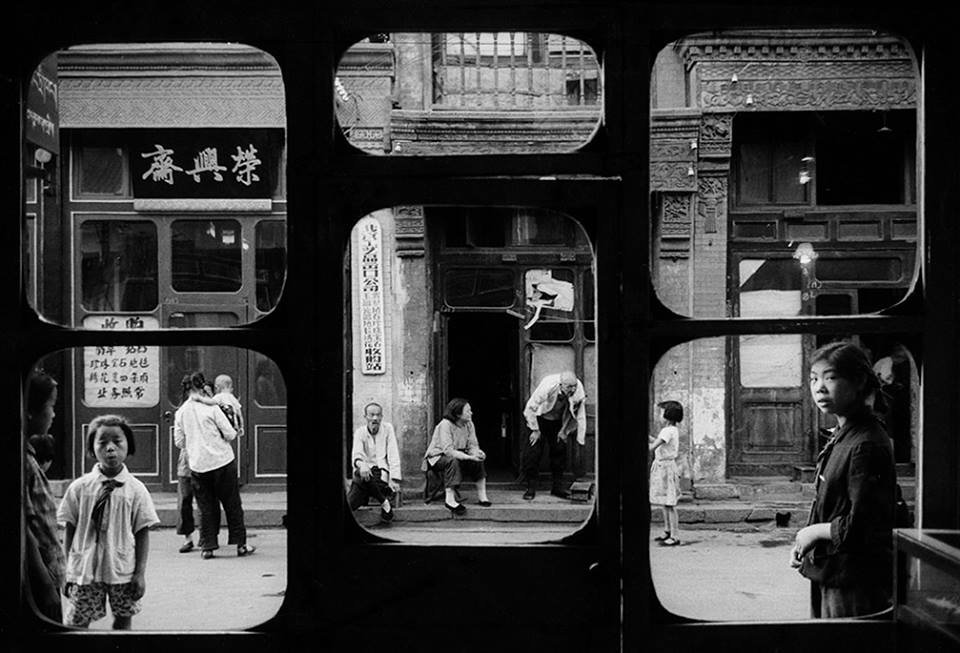 10 Maestri della " Street Photography" : Storie, Tecniche e Immagini Iconiche 7 7.Marc Riboud Rue des Antiquaires Pechino Cina 1965