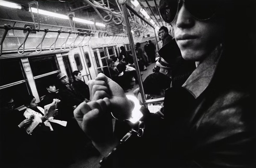 128.Daido Moriyama – Visioni oniriche della realtà 8 8.Dalla serie Hippie Crime1970 . Daido Moriyama