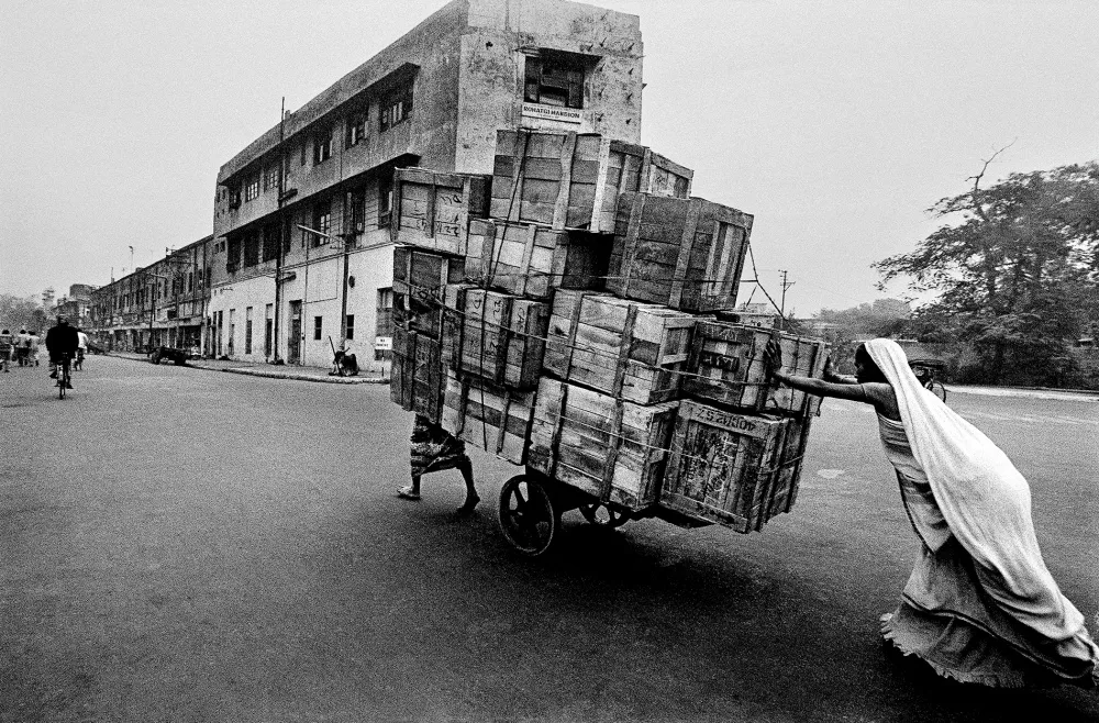 9.Woman pushing cart. INDIA. Delhi 1979. Raghu Rai