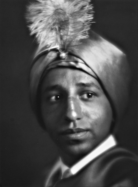 2.Yousuf Karsh indossa un turbante subito dopo il suo arrivo in Canada fotografato nel 1929