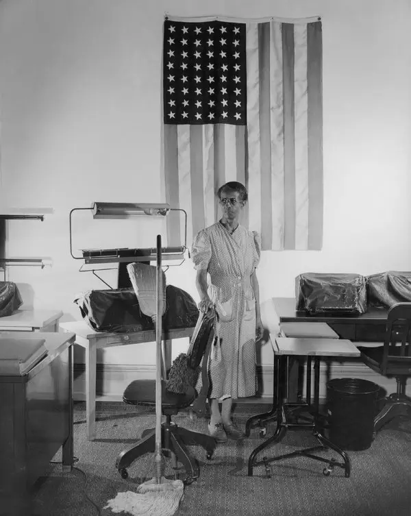 7.American Gothic Washington DC 1942.Gordon Parks photo