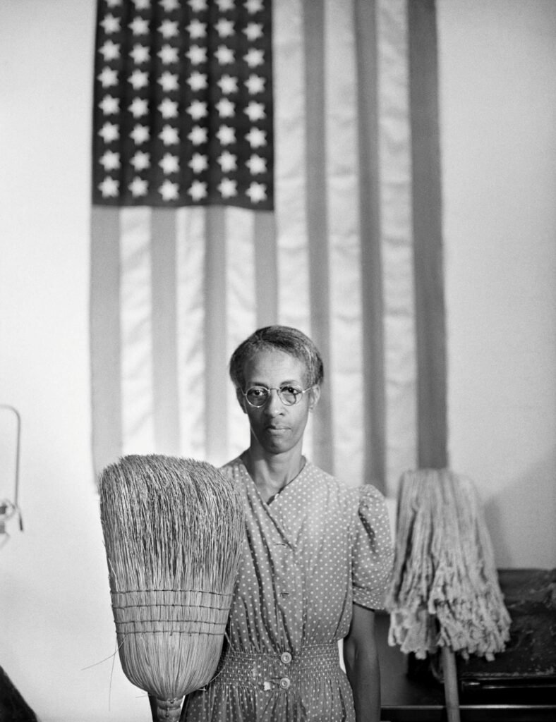 8.American Gothic Washington DC 1942.Gordon Parks photo