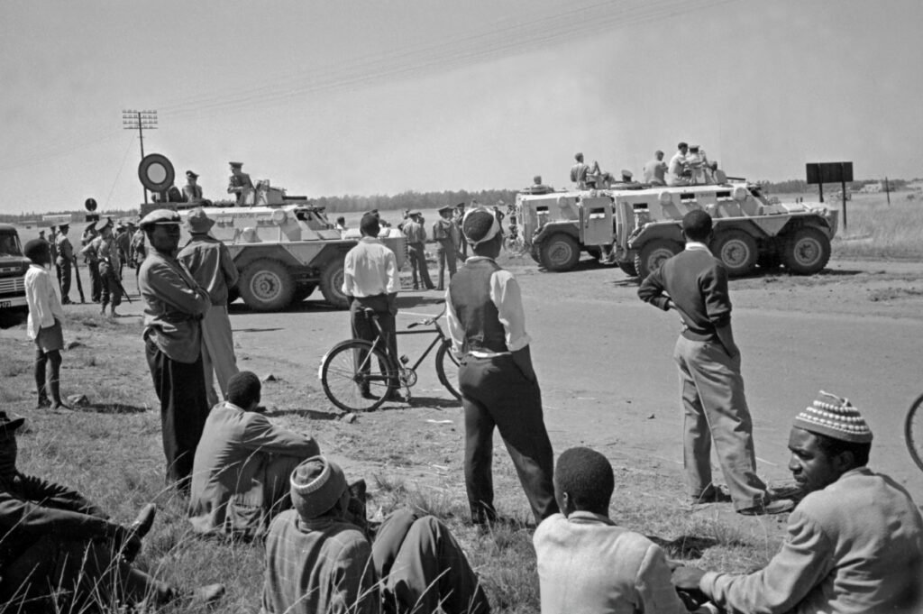 10.La Polizia arriva con le auto blindate allentrata della citta di Sharpeville South Africa. Lunedi 1