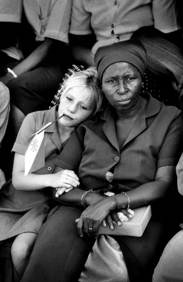 14.Bambina bianca con una tata nera a un incontro del Partito Nazionale. Harrismith Stato Libero