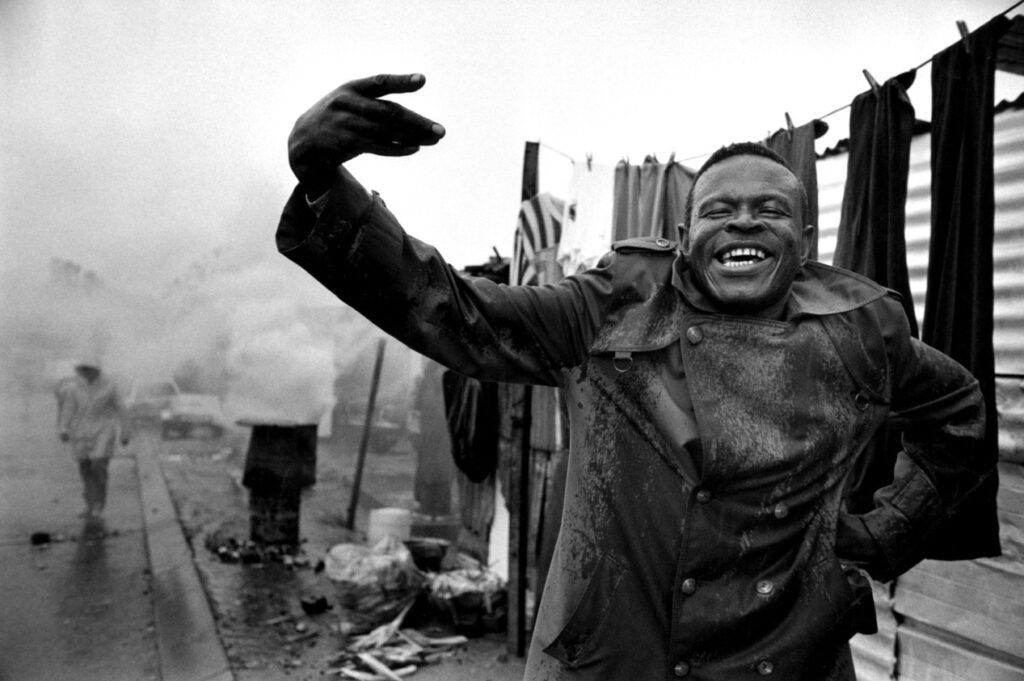 16.Un uomo esulta sotto la pioggia dopo le elezioni democratiche. Alexandra Township Johannesbur 1