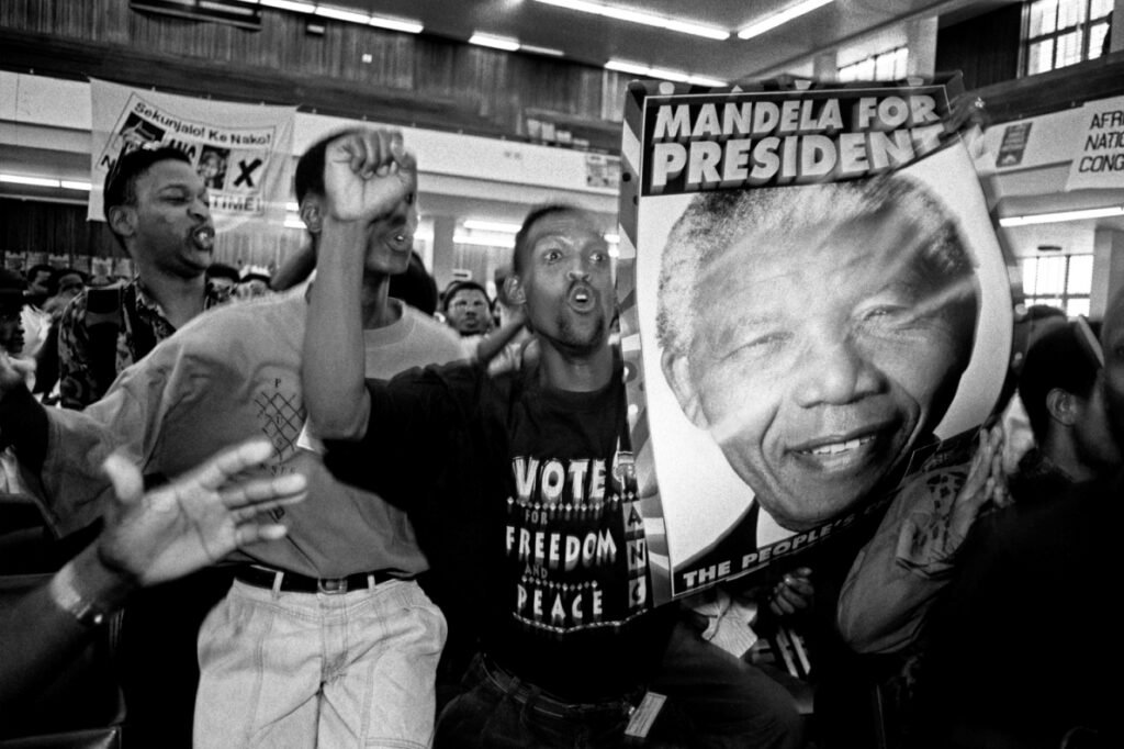 16a.Gli studenti festeggiano con un poster di Mandela alla Westville University prima della sua 1