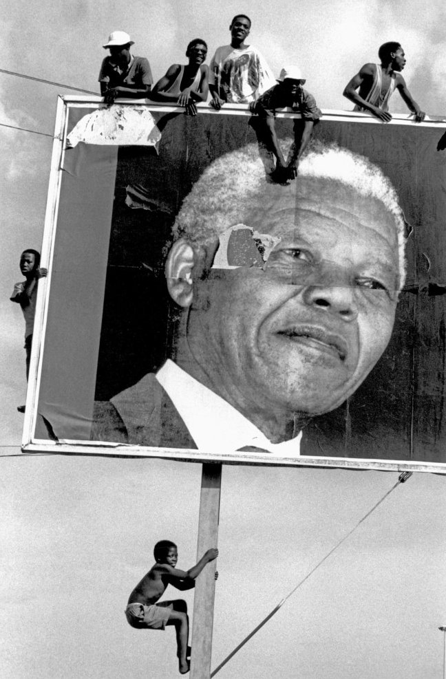 17.Sostenitori attendono larrivo di Mandela prima delle elezioni. Sudafrica. Lamontville Natal 1994