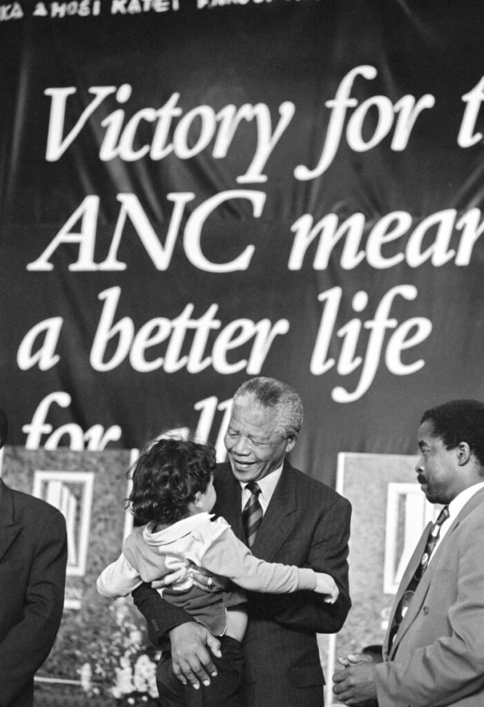 18.Mandela con un bambino al ballo della vittoria elettorale. Gauteng Johannesburg Sudafrica 1994