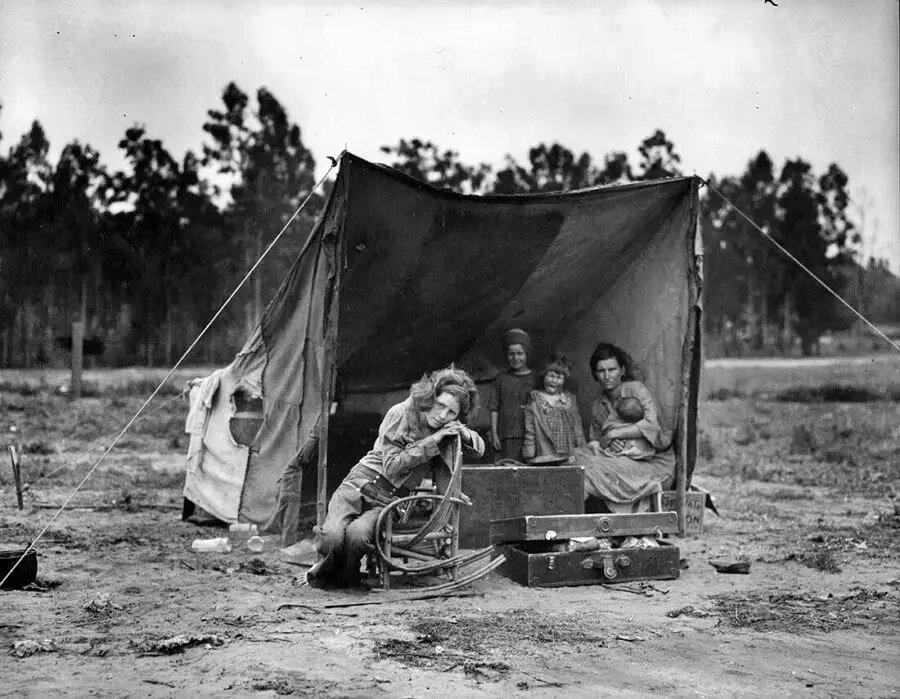 25.Veduta della baracca dove la Madre Migrante e i suoi figli erano accampati 1936