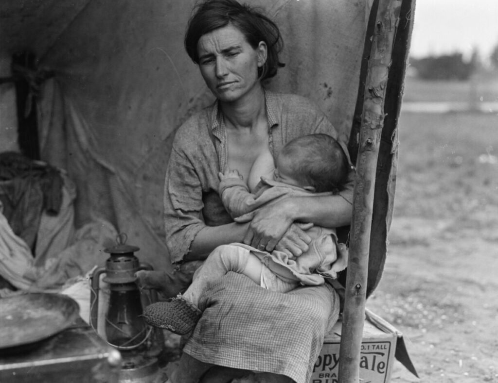26.Un altro scatto della Madre Migrante mentre allatta il suo bambino 1936
