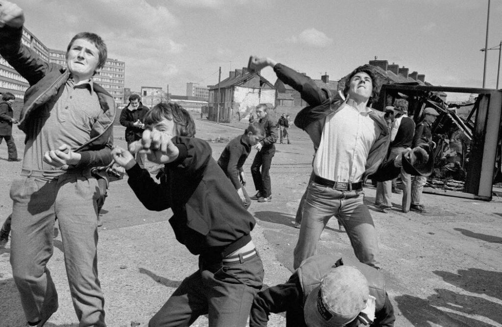 26.Uomini lanciano pietre e molotov nel preludio del funerale di Bobby Sands. Belfast 1981
