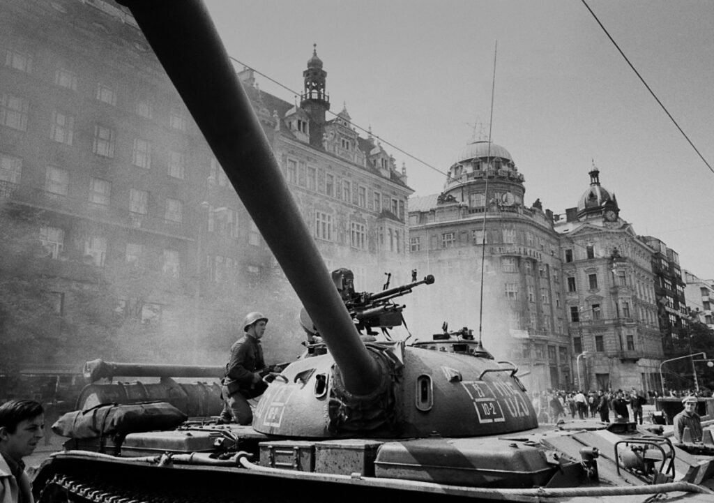 27.La citta sotto la minaccia di un carro armato russo il primo giorno dellinvasione. Praga 1968