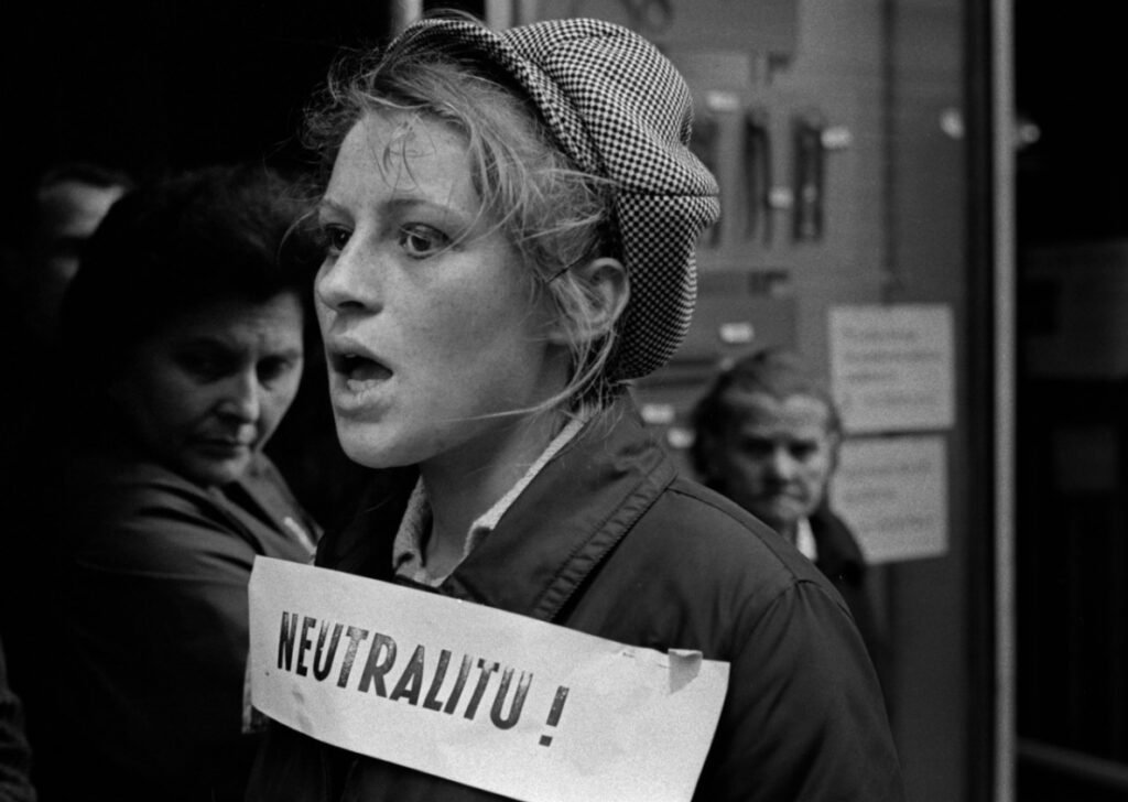 28.Un manifestante ceco anti russo indossa un cartello di neutralita. Praga Cecoslovacchia. 1968 1