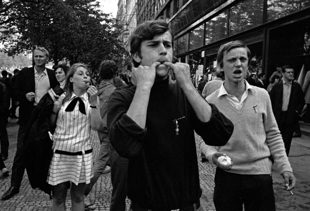 29.I cechi insultano i soldati russi in Piazza Venceslao. Praga Cecoslovacchia. 1968