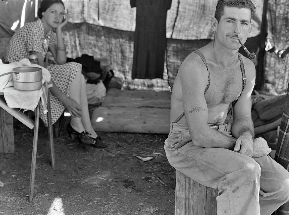 31.Boscaiolo disoccupato nella sua baracca