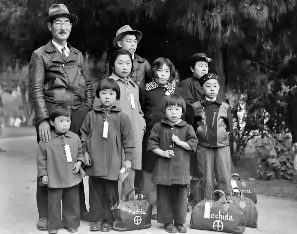 34.8 Maggio 1942 — Hayward California. Membri della famiglia Mochida in attesa del bus di evacuazione 1