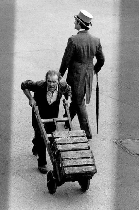 38.Un operaio spinge una cassa di birre. Ascot Inghilterra. 1975